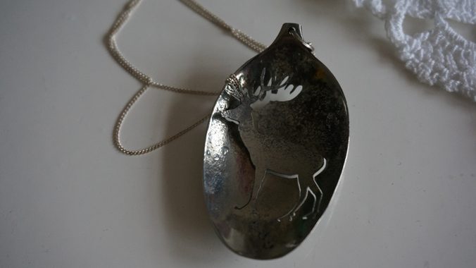 Et smykke laget av en gammel teskje.
